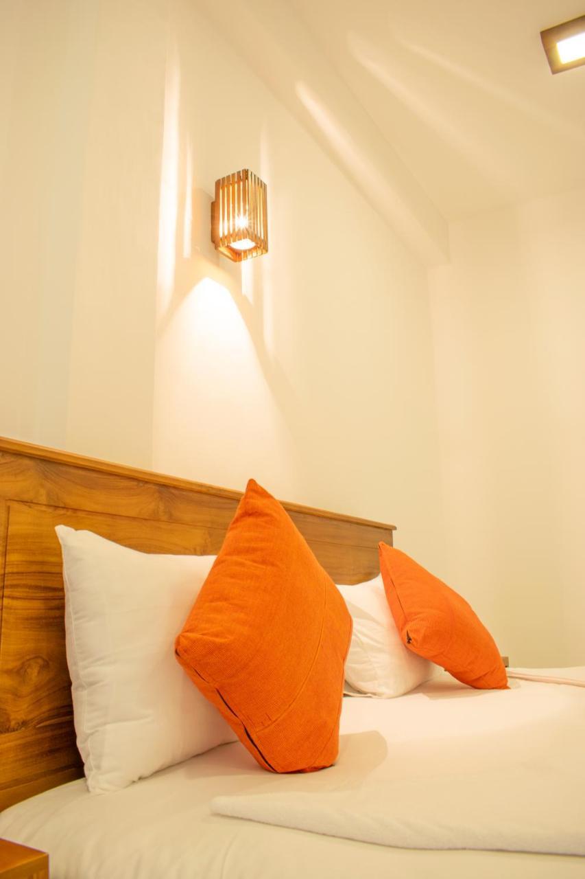 Lavinia Escapes Hotel Dehiwala-Mount Lavinia ภายนอก รูปภาพ